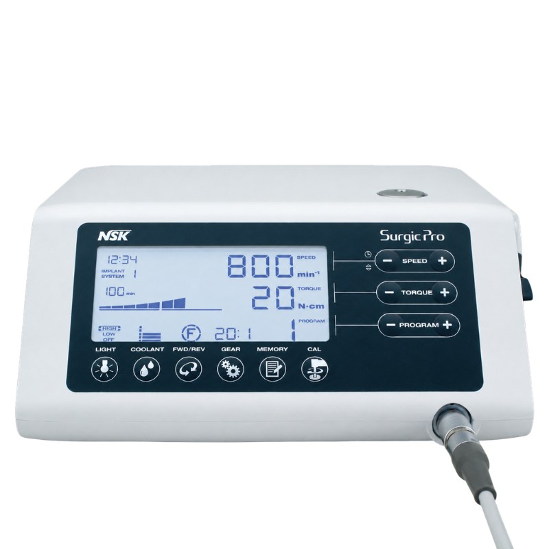 Unidade de controle do Surgic Pro OPT (NSK) vista de frente, com display e teclas LIGHT, COOLANT, FWD/REV, GEAR, MEMORY e CAL